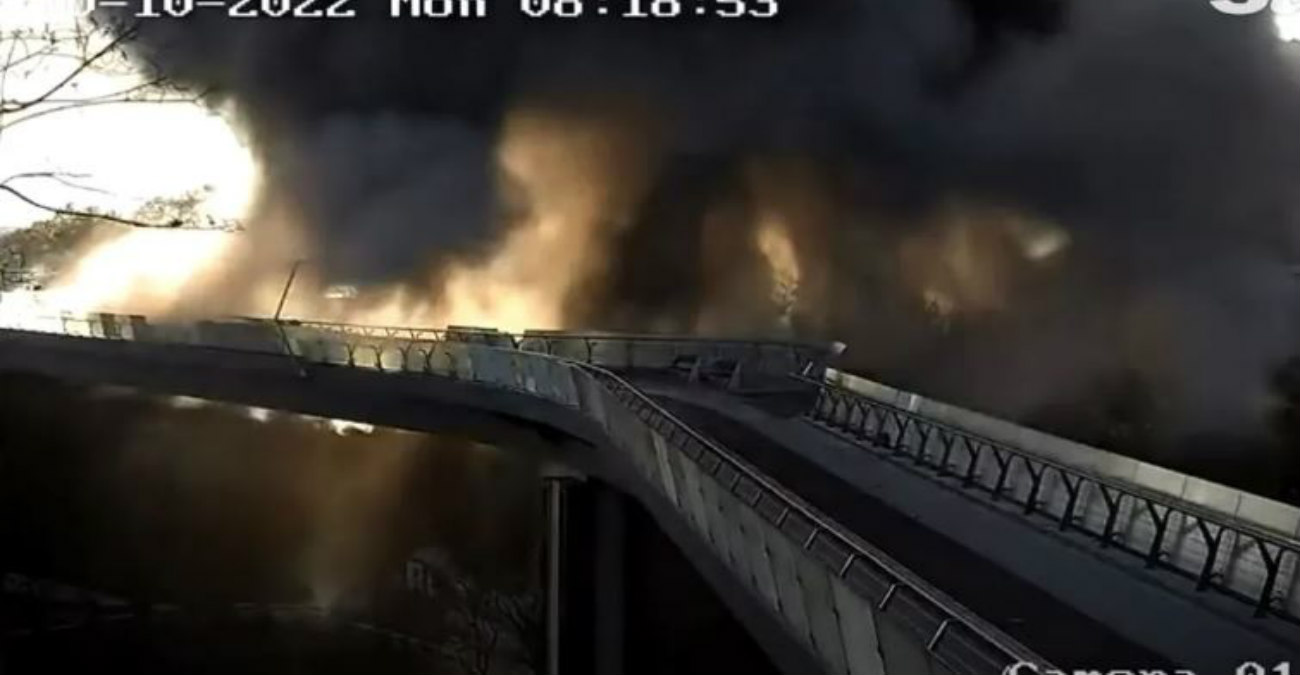 Πόλεμος στην Ουκρανία: Πύραυλος «χτύπησε» την γυάλινη γέφυρα στο Κίεβο, ως «αντίποινα» από τον Πούτιν - Βίντεο