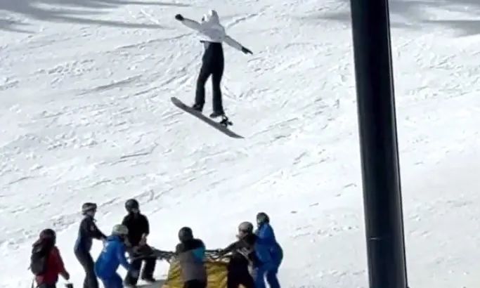 Βίντεο που κόβει την ανάσα - 12χρονη κρέμεται στον αέρα, πριν πέσει από το λιφτ 