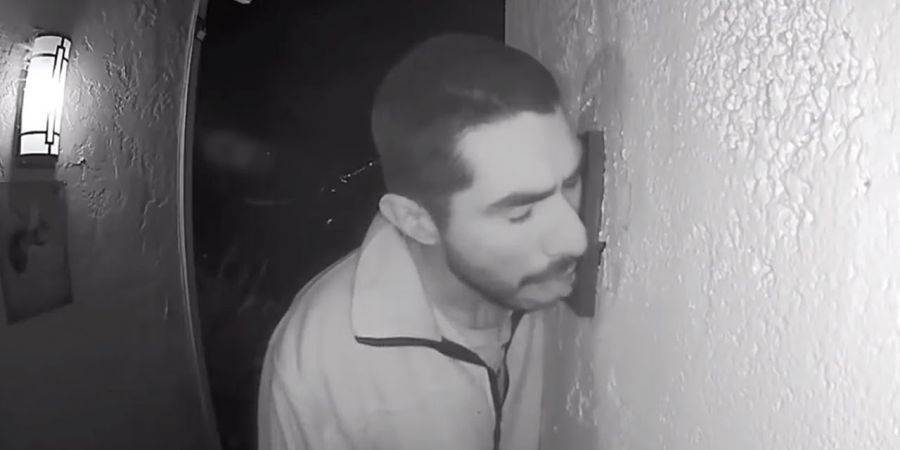 Άνδρας έγλειφε κουδούνι οικίας για ένα τρίωρο -Αναζητείται από την Αστυνομία - VIDEO