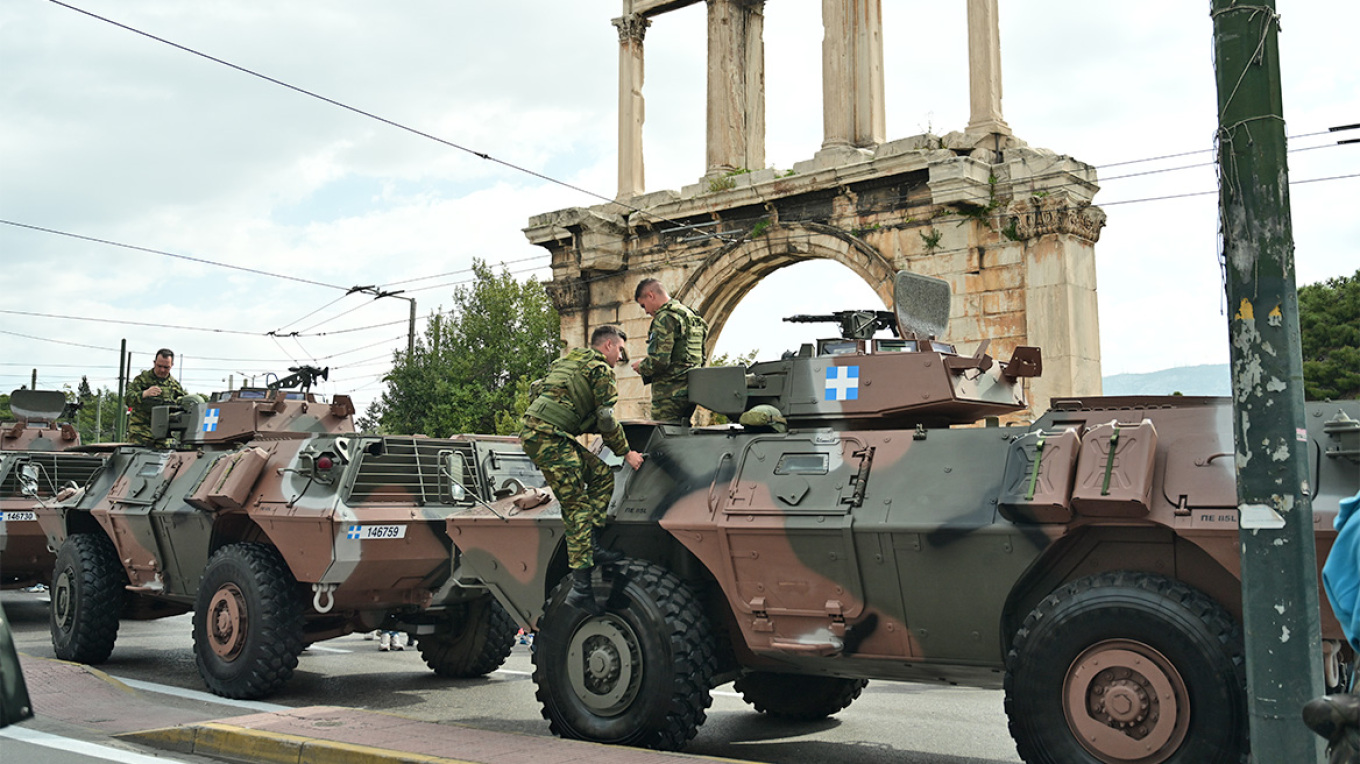  Όλα έτοιμα για τη μεγάλη στρατιωτική παρέλαση - Δείτε τα άρματα στο κέντρο της Αθήνας