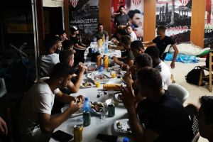 Φαγητό και ποτό για την ομάδα νέων της Νέας Σαλαμίνας
