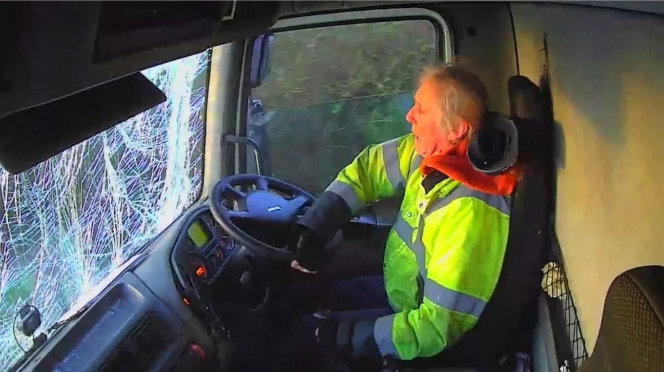 BINTEO: Η στιγμή που φορτηγό πέφτει με μεγάλη ταχύτητα επάνω σε προπορευόμενο βαν