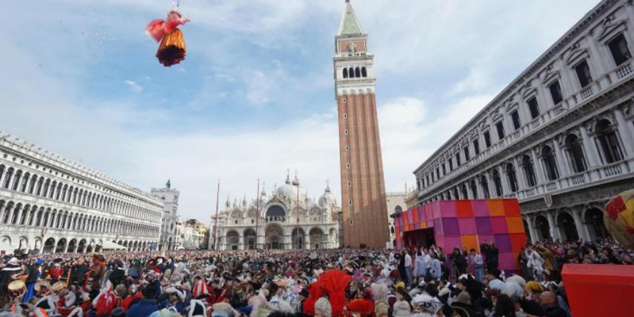 Το «πέταγμα του Αγγέλου» στο καρναβάλι της Βενετίας παρουσία χιλιάδων