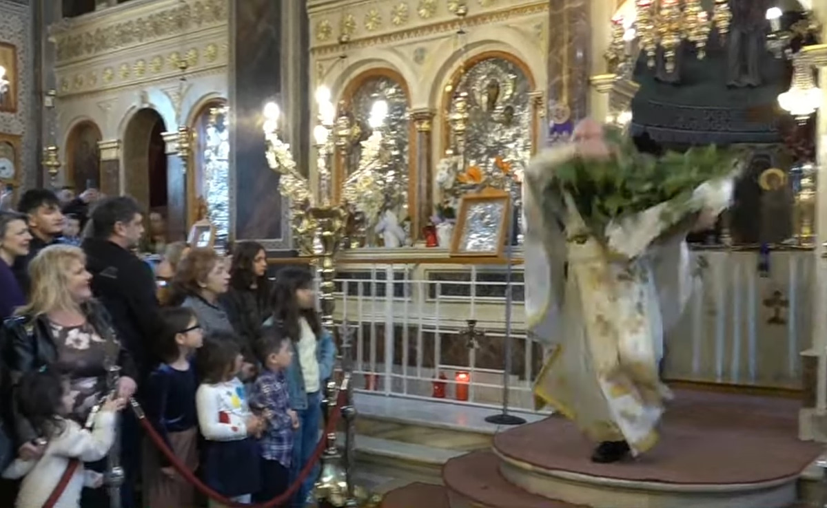 VIDEO - Ο «ιπτάμενος ιερέας» στη Χίο «ξαναχτυπά» - Εντυπωσιακή η Πρώτη Ανάσταση