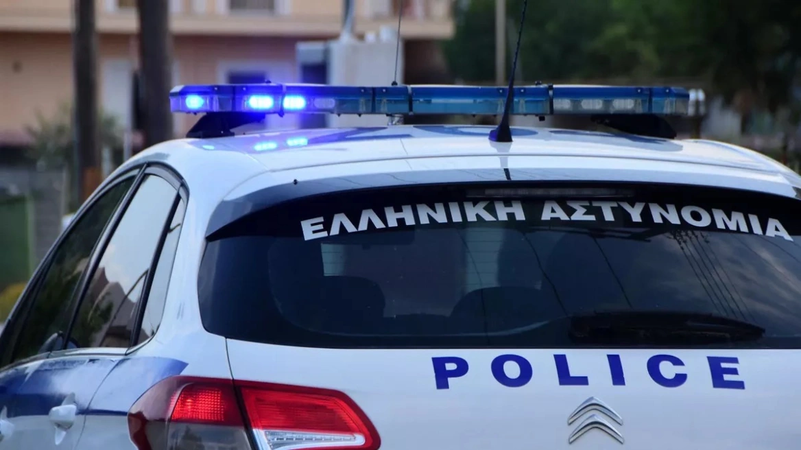 Ξυλοκόπησε την σύζυγό του μπροστά στο παιδί τους στην Εύβοια, αναζητείται για να συλληφθεί