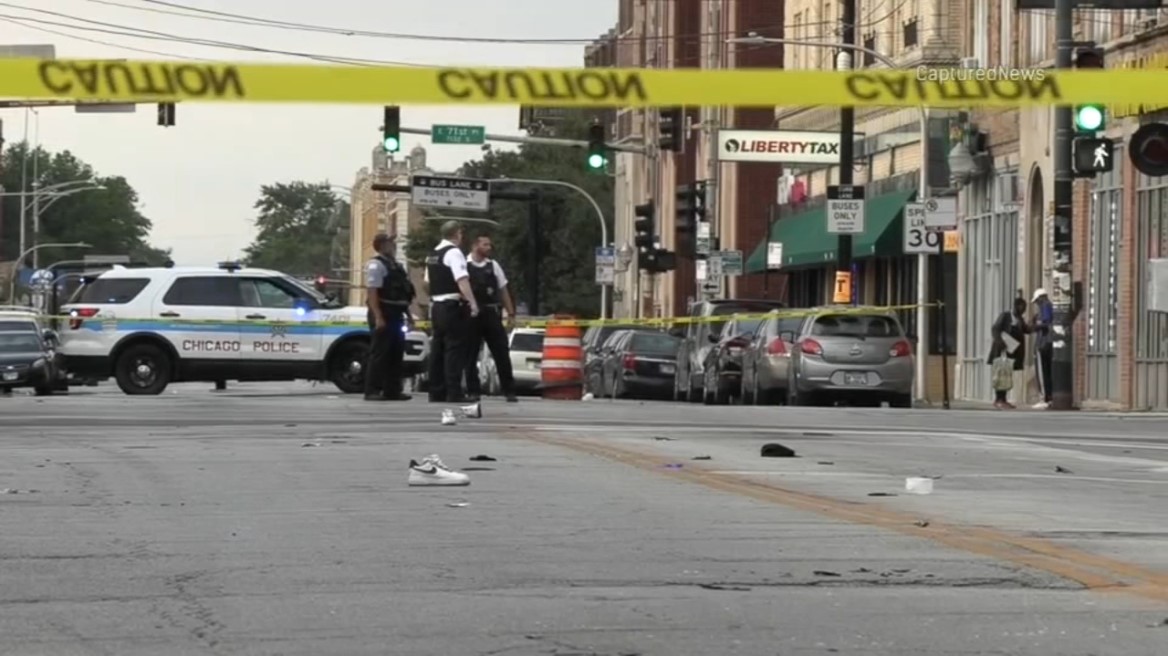 Προσοχή - Σκληρές εικόνες: Αυτοκίνητο στο Σικάγο «γκάζωσε» και σκότωσε τρεις ανθρώπους - Βίντεο 