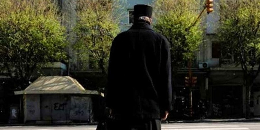 Οργής συνέχεια στην Ελλάδα - Νέα καταγγελία από ανήλικη για παρενόχληση από τον ανίερο ιερέα - Τι λέει η σύζυγός του