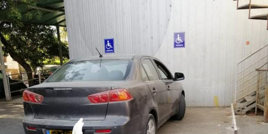 «Ο γάρος της ημέρας»: Πήρε όχι ένα…αλλά και τα δύο parking αναπήρων σε χώρο στάθμευσης - ΦΩΤΟΓΡΑΦΙΑ