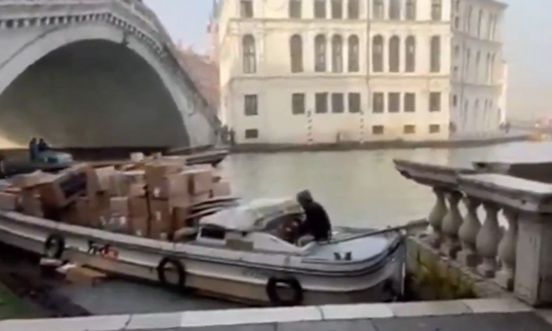 Γυναίκα έκλεψε βάρκα στη Βενετία και προσέκρουσε στη γέφυρα Ριάλτο - Δείτε βίντεο