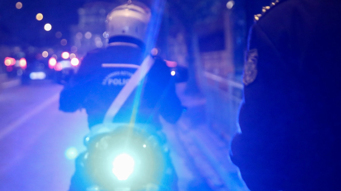 Ελλάδα: 16χρονος Ρομά κλείδωσε τη 2χρονη ανιψιά του στο αμάξι για να ξεφύγει από αστυνομικούς