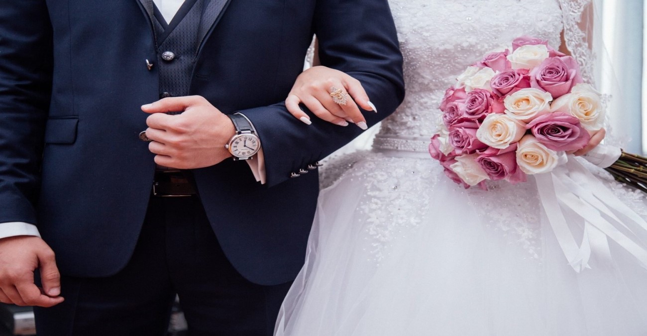 ΗΠΑ: Γαμπρός πήρε το λόγο στο γάμο του και αποκάλυψε ότι η νύφη τον απάτησε με τον κουμπάρο του