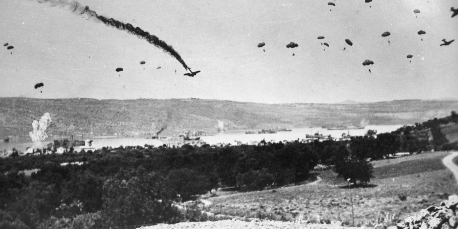 H αεροπορική επιδρομή που έγινε το νεκροταφείο των γερμανών αλεξιπτωτιστών - Η επική «μάχη της Κρήτης» - VIDEO