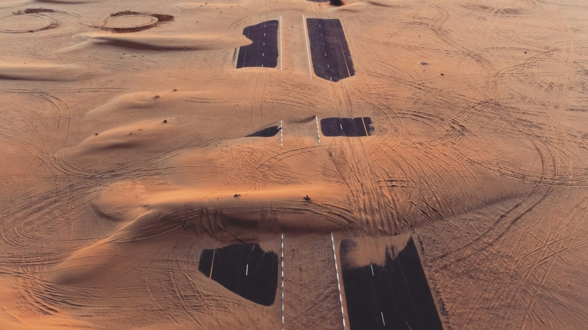 Γιατί ΗΑΕ και Σαουδική Αραβία εισάγουν εκατομμύρια τόνους άμμου ενώ «πνίγονται» από ερήμους