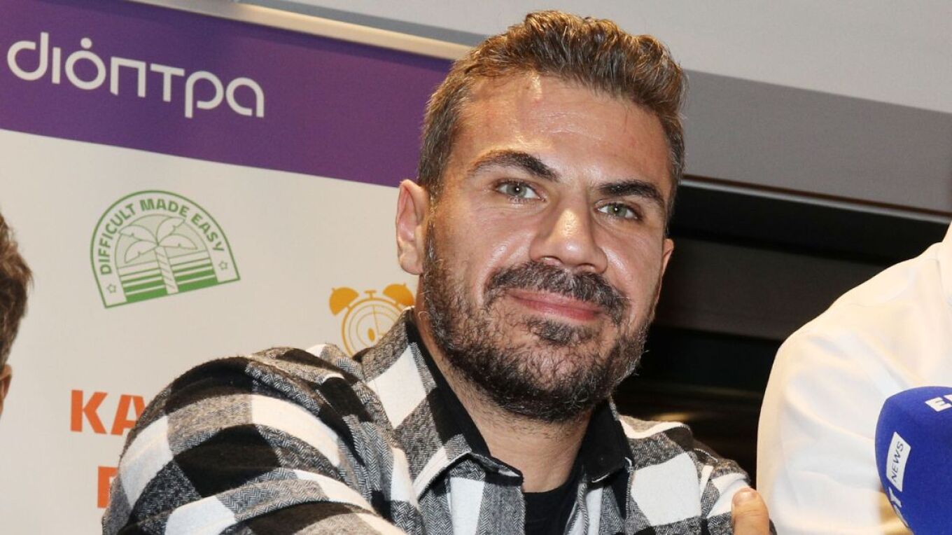 VIDEO - Άκης Πετρετζίκης: Η επική αντίδρασή του όταν ένα αγοράκι πλησίασε την κόρη του στην παραλία