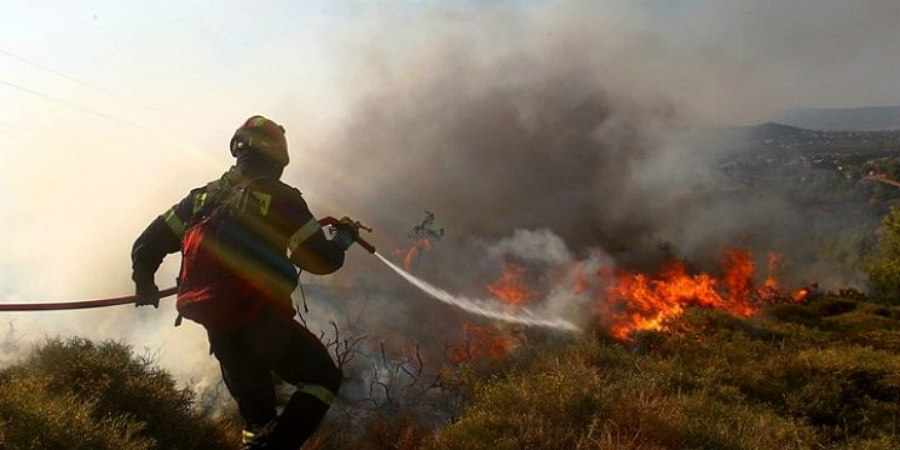 ΕΚΤΑΚΤΟ- ΕΠ. ΛΕΥΚΩΣΙΑΣ: Ξέσπασε πυρκαγιά - Επιχειρούν τέσσερα πυροσβεστικά οχήματα 