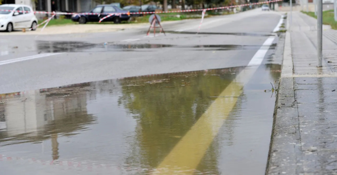 Βίντεο - Η Adel σαρώνει την Κέρκυρα: Δρόμοι - ποτάμια και εγκλωβισμοί πολιτών σε αυτοκίνητα