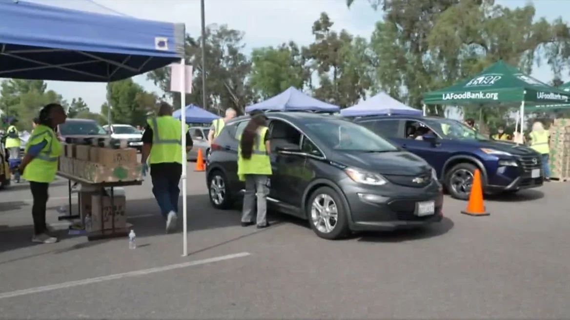 Δημοσιονομική παράλυση χωρίς προηγούμενο στις ΗΠΑ: Ουρές χιλιομέτρων στην Καλιφόρνια για δωρεάν τρόφιμα - Δείτε βίντεο