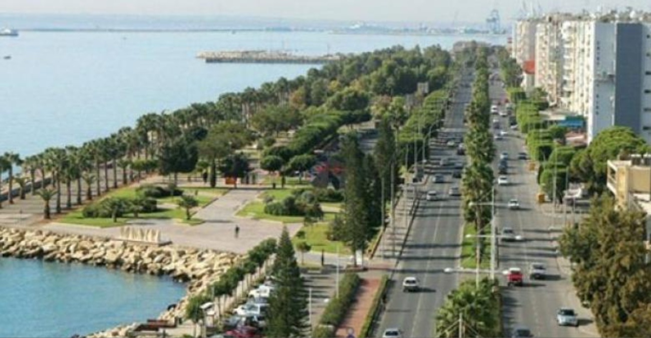 ΒΙΝΤΕΟ: Όχημα προσέκρουσε σε κολόνα στον παραλιακό της Λεμεσού