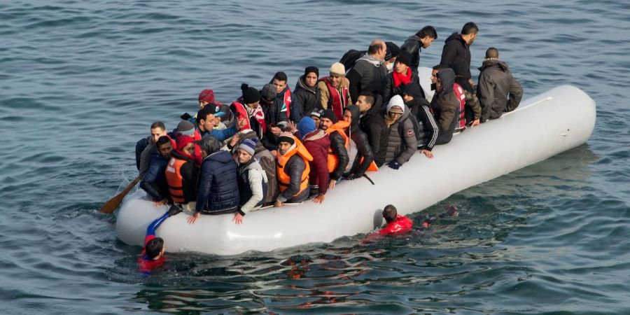 Την κράτηση μεταναστών σε πλοία προτείνουν οι Υπουργοί Εσωτερικών Αυστρίας και Ιταλίας 