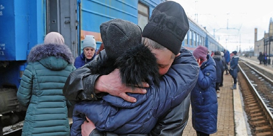 Δραματικές στιγμές σε Ντόνετσκ και Λουγκάνσκ, αποχωρούν μαζικά οι άμαχοι - Δείτε φωτογραφίες και βίντεο