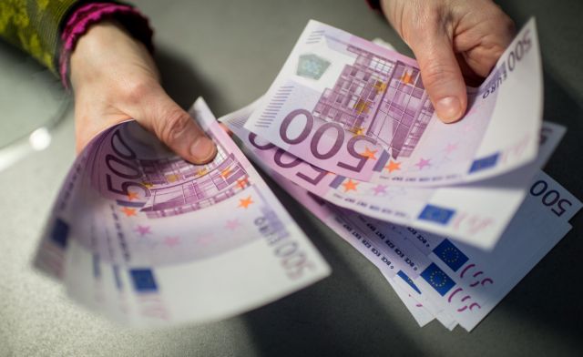 Τρομερή δικαιολογία υπαλλήλου: Φίδι έφαγε χαρτονομίσματα 100 χιλιάδων ευρώ!