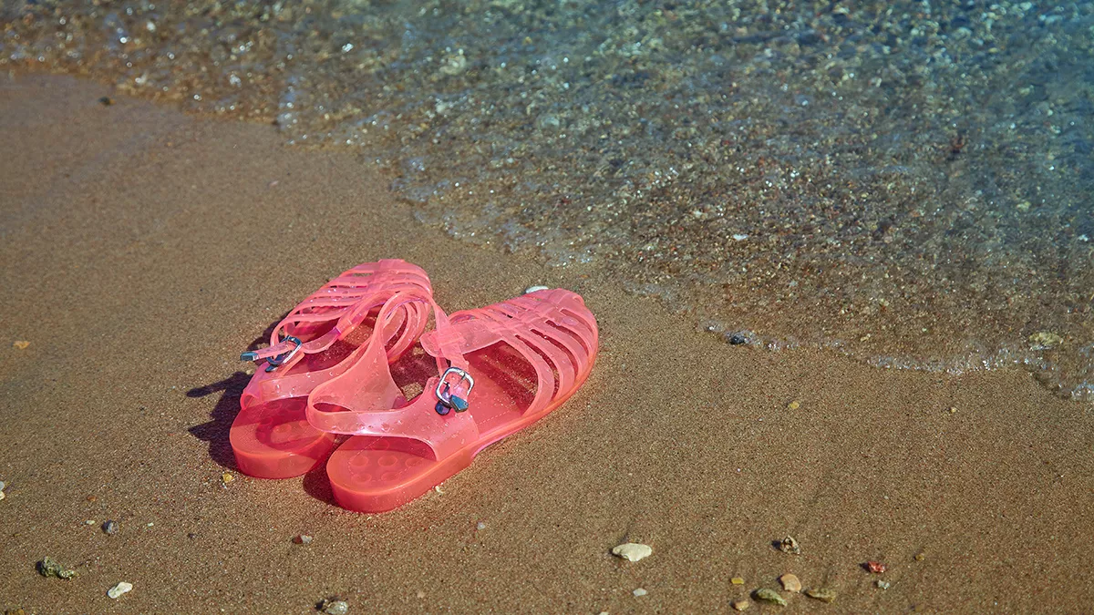 Jelly shoes: Ποιους κινδύνους για τα πόδια κρύβει η νέα μόδα στα καλοκαιρινά παπούτσια