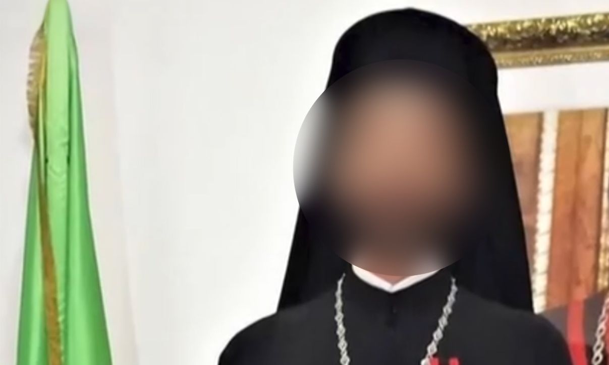 Σάλος με τον Μητροπολίτη που έδειχνε τα γεννητικά του όργανα σε περαστικούς - Του πέρασαν χειροπέδες στα Πετράλωνα