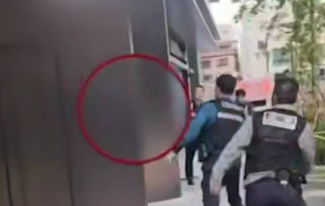 Μεθυσμένος Ρώσος επιτέθηκε σε αστυνομικούς με... μπαλτά - Τον πυροβόλησαν και του έκαναν ηλεκτροσόκ