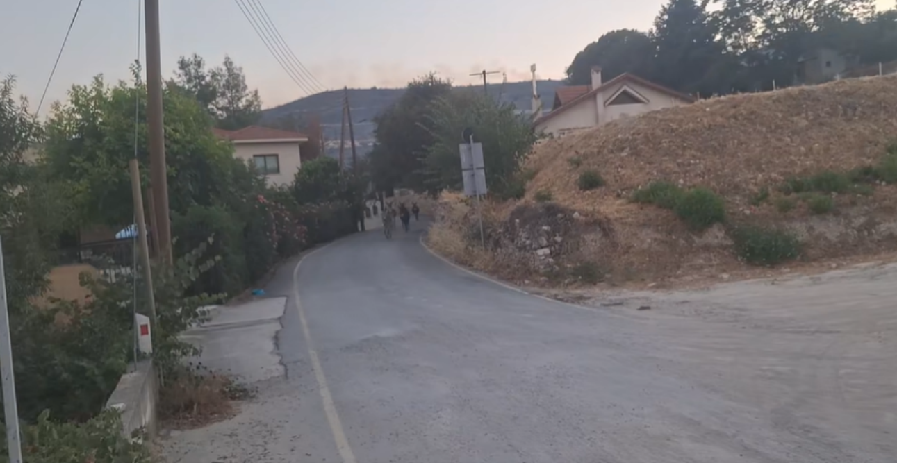 Ανατριχιαστικό βίντεο: Γαϊδουράκια στο Όμοδος τρέχουν να σωθούν από τη φωτιά