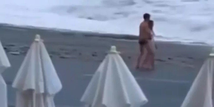 Βίντεο σοκ: Κύμα «καταπίνει» κοπέλα που επιμένει να μπει στη θάλασσα παρά την αντίθεση του φίλου της - Αγνοείται ακόμη