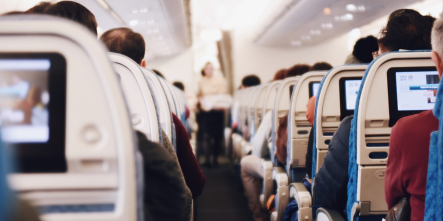 Ο λόγος που πρέπει ο επιβάτης να καλεί το πλήρωμα εάν πέσει το κινητό του σε συγκεκριμένο σημείο του αεροπλάνου