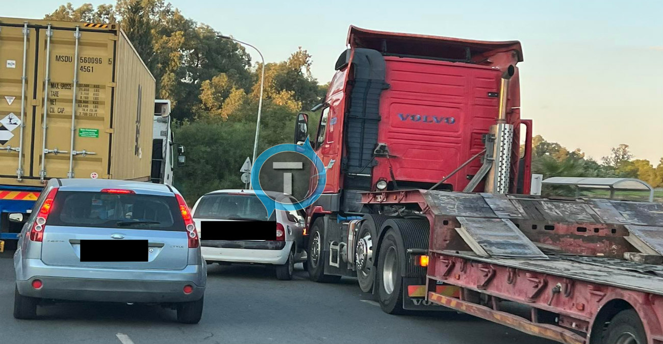 Τροχαίο στη Λευκωσία - Όχημα συγκρούστηκε με φορτηγό - Δείτε φωτογραφίες