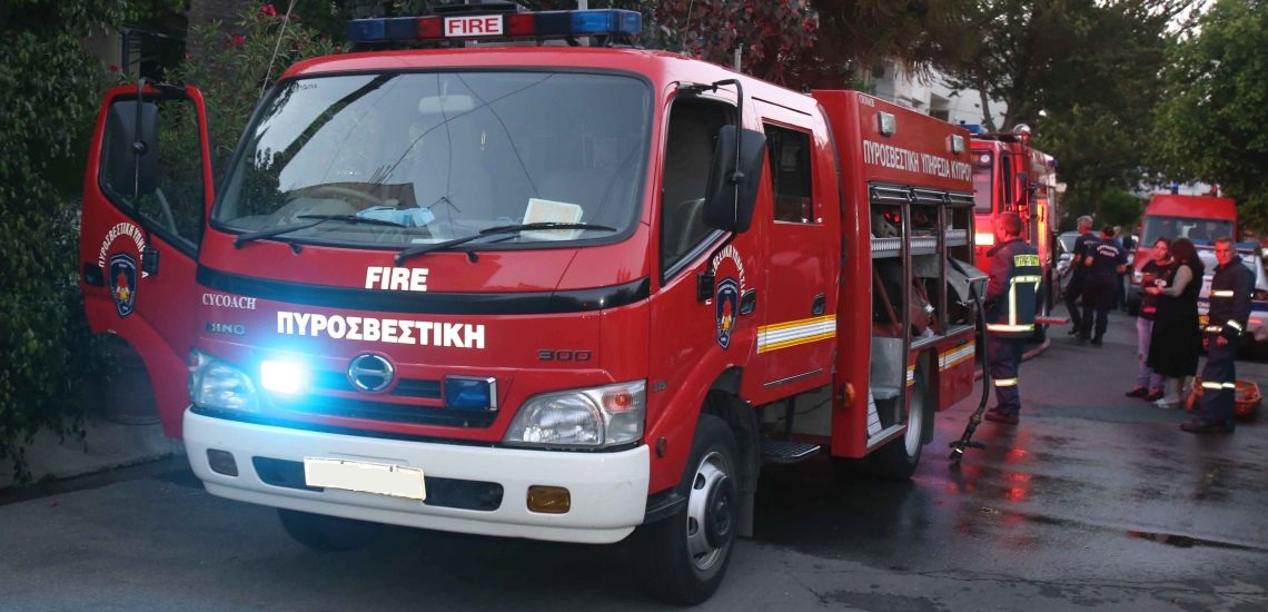 ΛΑΡΝΑΚΑ: Μάχη με τις φλόγες δίνουν πυροσβέστες στην Δρομολαξιά