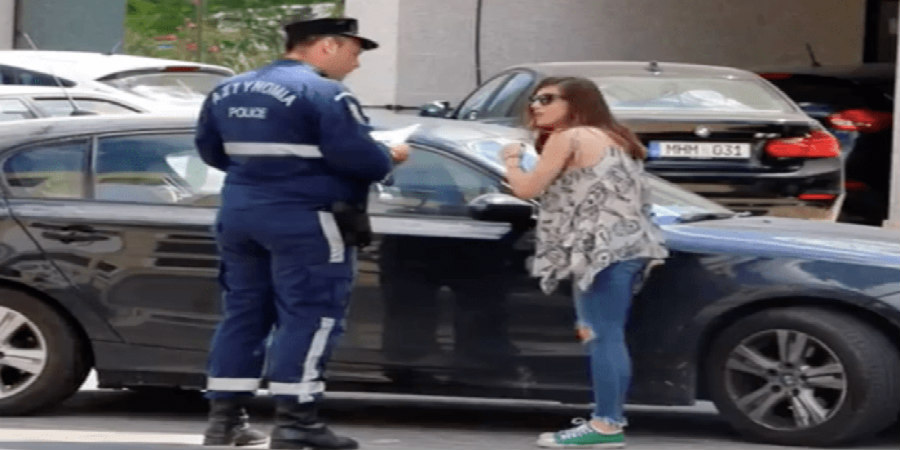 Εκτός εαυτού η Κύπρια ηθοποιός με αστυνομικό στη μέση του δρόμου - VIDEO 