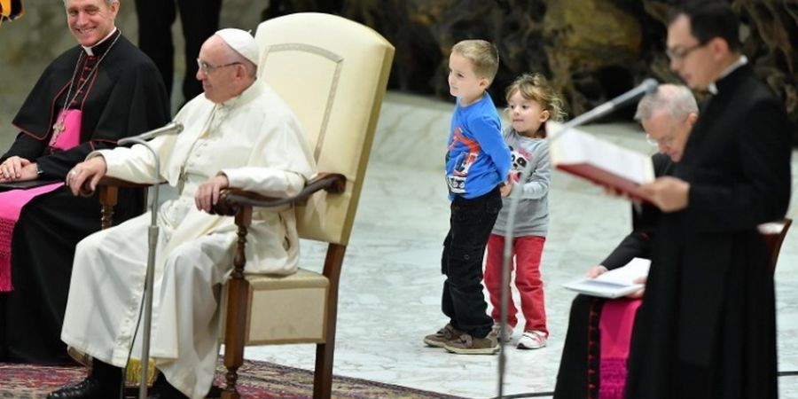 Ένα «απείθαρχο» αγοράκι επισκίασε τον πάπα Φραγκίσκο