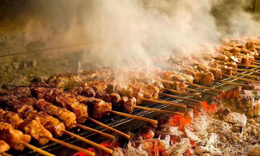 Κι όμως... Σε αυτό το καφενείο της Λευκωσίας η Τσικνοπέμπτη  μεταφέρεται την Κυριακή