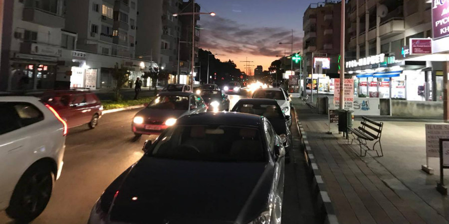 ΛΕΜΕΣΟΣ: Τροχαίο με μοτοσικλετιστή – Προσέκρουσε σε όχημα που ανέμενε σε φώτα τροχαίας