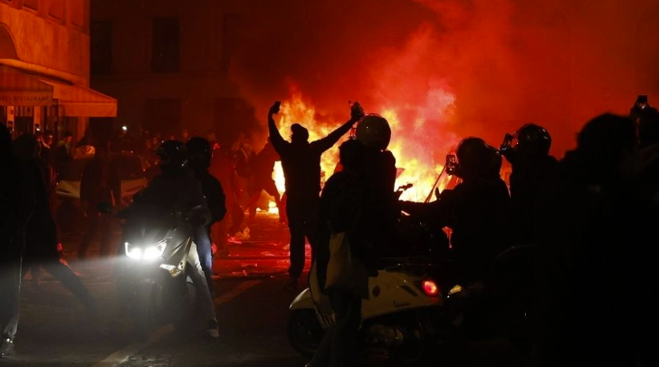 Σε «πύρινο κλοιό» η Γαλλία: «Βομβαρδισμένο τοπίο» οι πόλεις - Ανένδοτος παραμένει ο Μακρόν