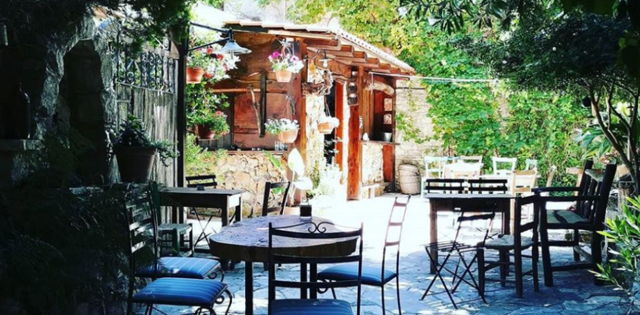 Μια «μυστική» αυλή σε χωριό για brunch, φαγητό και... γλυκό - Απολαύστε ακόμα και δροσερά κοκτέιλ