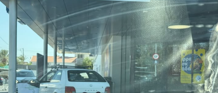 «Ο γάρος της ημέρας»: Η νέα απρόσμενη φωτογραφία που έγινε viral - «Η πόρτα ήταν μικρή για drive-through»
