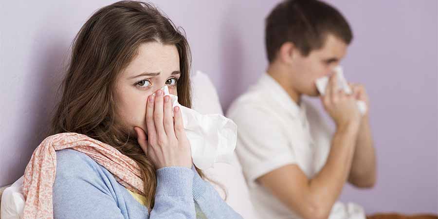 Κρυολόγημα, γρίπη ή COVID-19; Ο ειδικός εξηγεί τι πρέπει να μας υποψιάσει