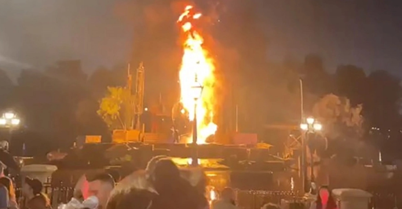 ΗΠΑ: Πανικός στη Disneyland της Καλιφόρνια - Λαμπάδιασε κατασκευή δράκου ύψους 14 μέτρων - Δείτε βίντεο