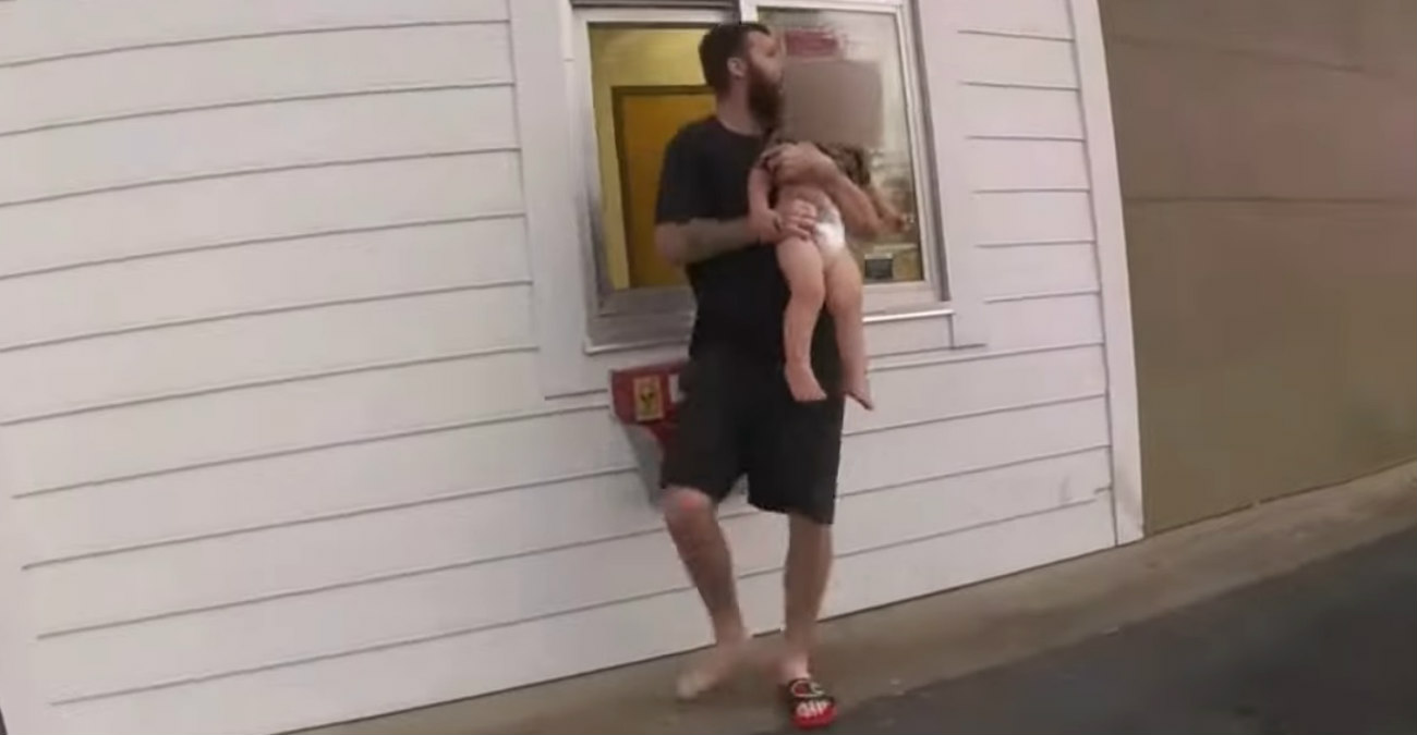 Τρομακτικό βίντεο στις ΗΠΑ: Πατέρας κρατά το μωρό του ως ασπίδα προτού τον συλλάβει η αστυνομία