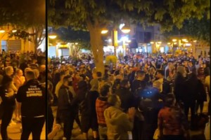 ΜΑΖΙΚΗ παρουσία πολιτών στη Λεμεσό – Διαμαρτύρονται φωνάζοντας συνθήματα για τα νέα μέτρα (ΒΙΝΤΕΟ)