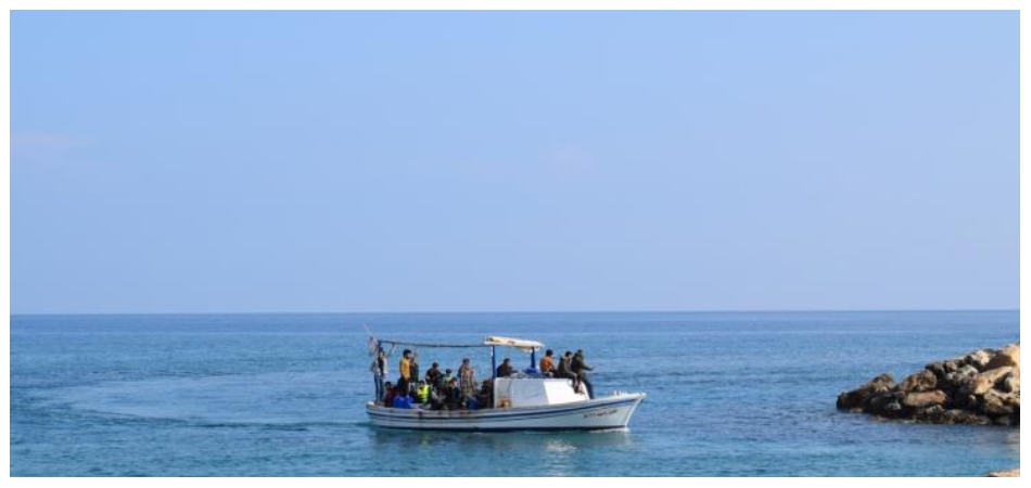 Πλοιάριο με μετανάστες ανοιχτά του Κάβο Γκρέκο - Ανάμεσα τους 7 παιδιά