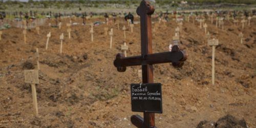 Στη Μαριούπολη ανακαλύπτουν νέους ομαδικούς τάφους, οι νεκροί μεταξύ των αμάχων ενδέχεται να υπερβούν τους 22.000
