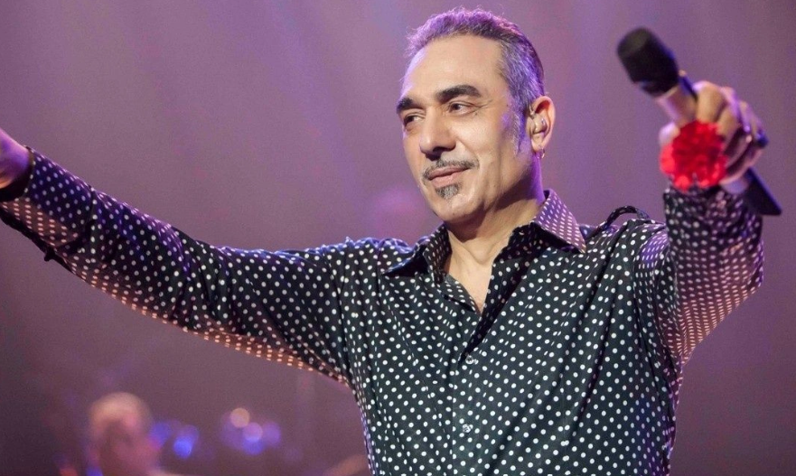 Νότης Σφακιανάκης: Δεν πήγε στην κηδεία της αδερφής του αλλά ραγίζουν καρδιές τα λόγια στο στεφάνι