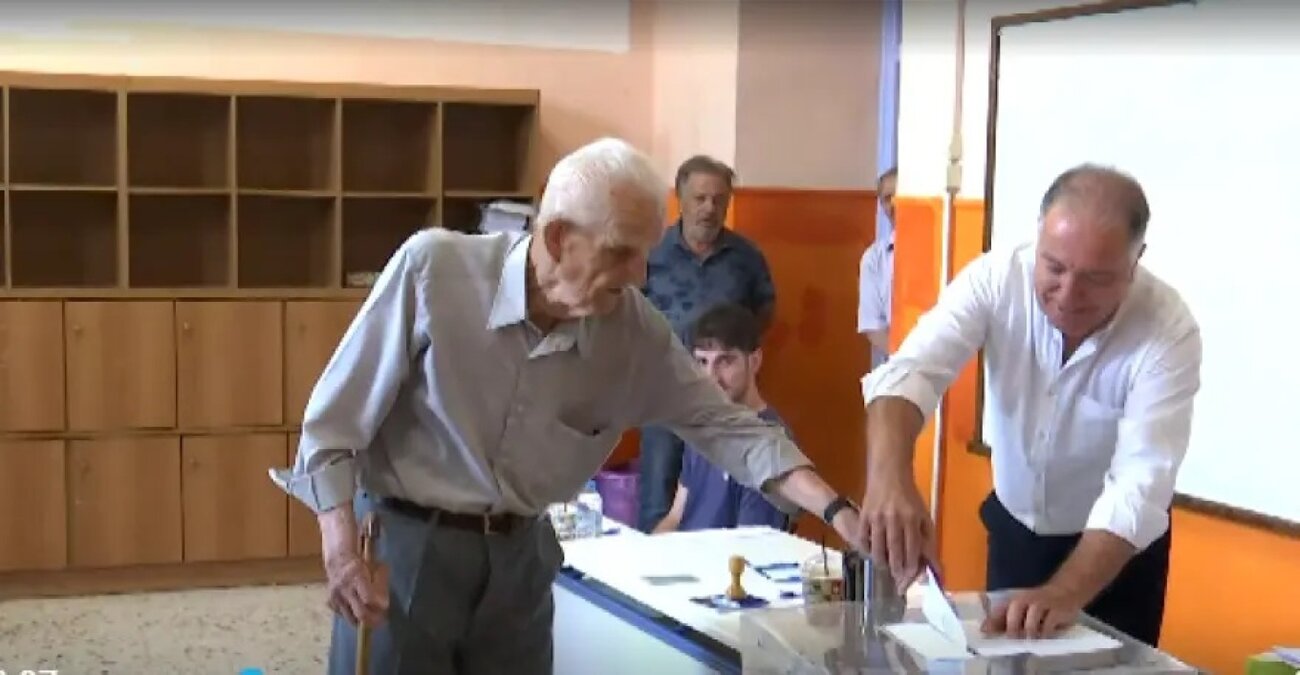 Εκλογές στην Ελλάδα: Οι κάλπες χρόνια δεν κοιτούν - Ψηφοφόρος... ετών 99