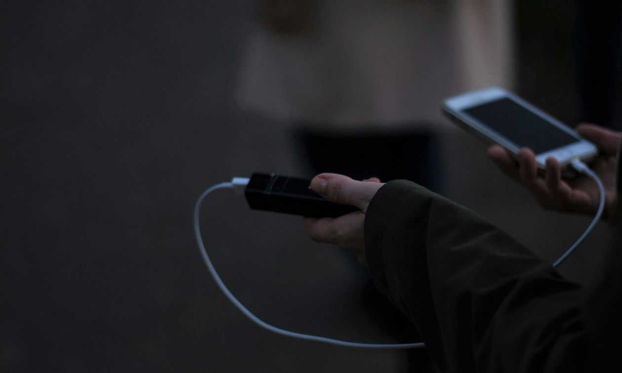 Άνδρας τυλίχθηκε στις φλόγες σε αεροδρόμιο αφού εξερράγη power bank που είχε στην τσέπη - Δείτε την ανάρτηση 