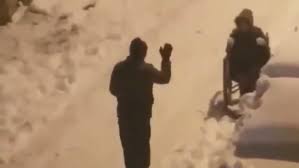 Εγινε viral συγκινητικό βίντεο πατέρα να παίζει με το ανάπηρο παιδί του στα χιόνια στην Τουρκία 